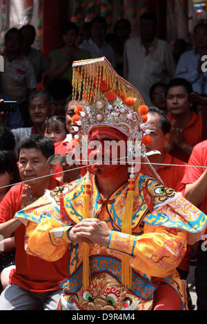 Giugno 20, 2013 - Bintan, Indonesia Giugno 25, 2013 : Foto scattata Giugno 20, 2013, un residente posseduta e diventare Kwang Ti Kong dio o Guan Yu dio l anniversario della sua nascita il 20 giugno 2013 nel tempio 3, Bintan, Indonesia. Kwang Ti Kong ha giocato un ruolo significativo nella guerra civile che ha portato al crollo della dinastia Han e la creazione dello stato di Shu Han in tre regni periodo di cui Liu Bei è stato il primo imperatore..come uno dei migliori cinese note figure storiche in tutta l'Asia orientale, Guan vero storie di vita hanno in gran parte dato modo a quelle fictionalised, la maggior parte delle quali Foto Stock