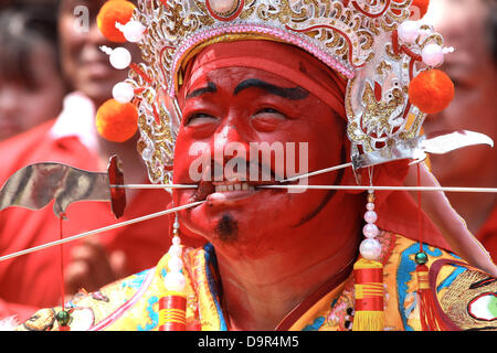 Giugno 20, 2013 - Bintan, Indonesia Giugno 25, 2013 : Foto scattata Giugno 20, 2013, un residente posseduta e diventare Kwang Ti Kong dio o Guan Yu dio l anniversario della sua nascita il 20 giugno 2013 nel tempio 3, Bintan, Indonesia. Kwang Ti Kong ha giocato un ruolo significativo nella guerra civile che ha portato al crollo della dinastia Han e la creazione dello stato di Shu Han in tre regni periodo di cui Liu Bei è stato il primo imperatore..come uno dei migliori cinese note figure storiche in tutta l'Asia orientale, Guan vero storie di vita hanno in gran parte dato modo a quelle fictionalised, la maggior parte delle quali Foto Stock