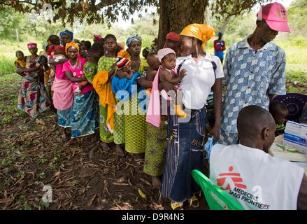 MSF clinica mobile nella Repubblica Centrafricana trattare le persone da malaria Foto Stock