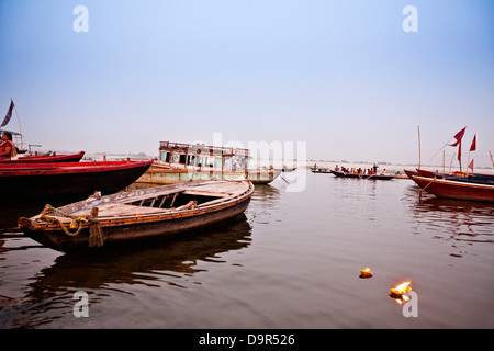 Barche a Rajendra Prasad Ghat, Fiume Gange, Varanasi, Uttar Pradesh, India Foto Stock