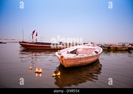 Barche a Rajendra Prasad Ghat, Fiume Gange, Varanasi, Uttar Pradesh, India Foto Stock