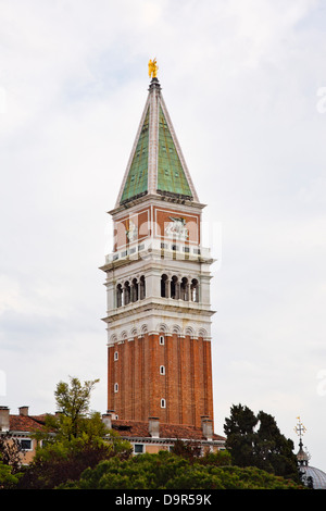 Basso angolo vista di una torre campanaria, Campanile di San Marco, Palazzo dei Dogi di Venezia, Veneto, Italia Foto Stock