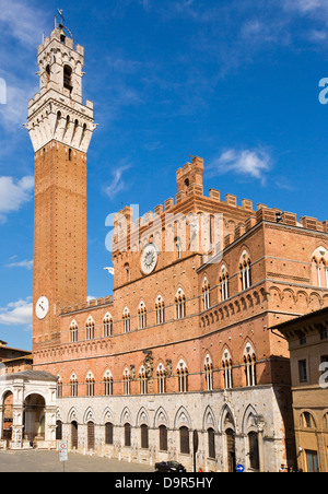 Basso angolo vista di una torre, Torre del Mangia, Palazzo Pubblico, Piazza del Campo a Siena, in provincia di Siena, Toscana, Italia Foto Stock