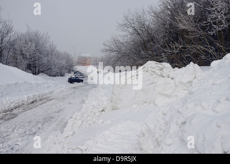 Inverno strada in una stazione sciistica in una nebbiosa freddo giorno Foto Stock