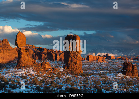 Roccia equilibrata e la sezione di Windows con La Sal Mountains al di là, Arches National Park, Utah, Stati Uniti d'America Foto Stock