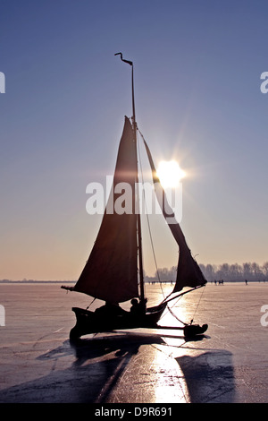 Vela su ghiaccio sul Gouwzee nei Paesi Bassi Foto Stock