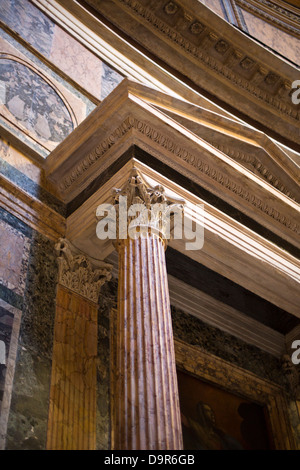 Basso angolo vista del Pantheon Pantheon Roma, Lazio, Roma, della Provincia di Roma, Italia Foto Stock