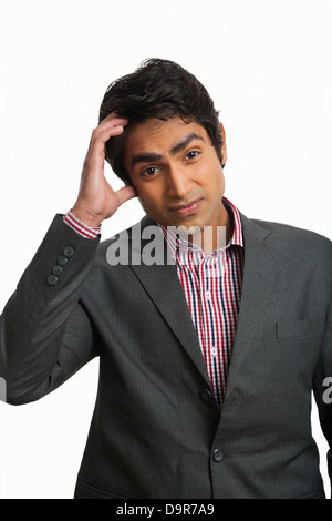 Imprenditore di graffiare la sua testa Foto Stock