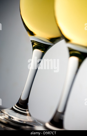 In prossimità dei due vetri bianchi pieno di vino bianco Foto Stock