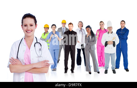 Medico sorridente davanti al compagno di squadra di diversi tipi di lavoratori