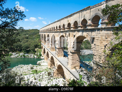 Dettaglio del Patrimonio Mondiale UNESCO Pont du Gard, un acquedotto romano che attraversano il fiume Gardon nel sud della Francia Foto Stock