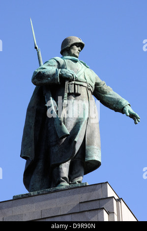 Soldato russo sulla parte superiore della guerra sovietica Memorial nel Tiergarten di Berlino, Germania. Foto Stock