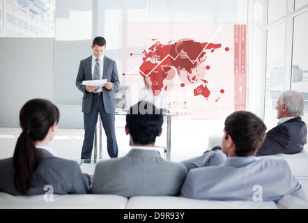 La gente di affari di ascolto e guardando la mappa rosso interfaccia schema Foto Stock