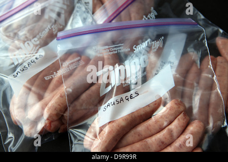 Salsicce in sacchetti Ziploc pronto per essere messo nel congelatore Foto Stock
