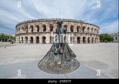 La statua del famoso bull-fighter Nimeño davanti a Les Arénes, l'anfiteatro romano di Nîmes, Languedoc, Francia Foto Stock