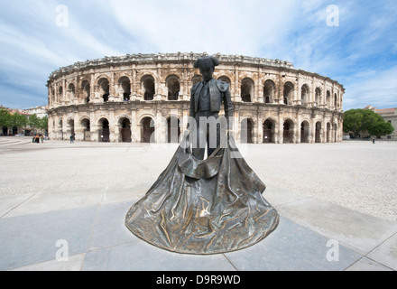 La statua del famoso bull-fighter Nimeño davanti a Les Arénes, l'anfiteatro romano di Nîmes, Languedoc, Francia Foto Stock