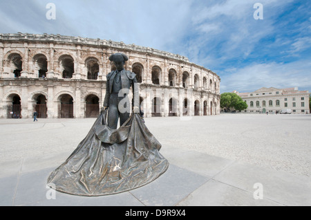 La statua del famoso bull-fighter Nimeño davanti a Les Arénes, l'anfiteatro romano di Nîmes, Languedoc, Francia Foto Stock