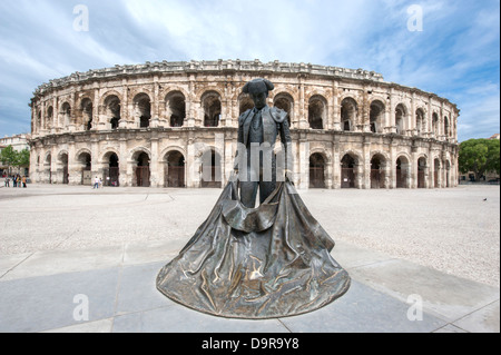 La statua del famoso bull-fighter Nimeño davanti a Les Arénes, l'anfiteatro romano di Nîmes, Languedoc, Francia Foto Stock