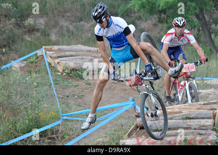 Diprodzerginsk, Ucraina, 22 giugno 2013, la concorrenza "Brezhnev krucha',atleta durante una caduta. Foto Stock