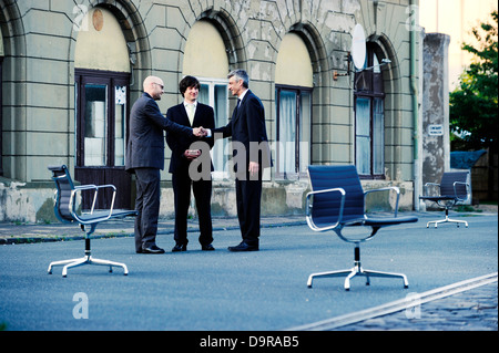 Avvocato e clienti riuniti in una posizione inusuale. Foto Stock