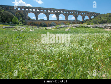 Patrimonio mondiale UNESCO Pont du Gard, un acquedotto romano vicino a Nîmes in Gard, visto dalle rive del fiume Gardon. Foto Stock