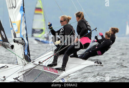 Il tedesco yachtswomen Victoria Jurczok (ANTERIORE-R) e Anika Lorenz (L) di competere in una regata di Olympic 49er-FX classe barche sul Mar Baltico off Kiel-Schilksee, Germania, 25 giugno 2013. Circa 4.500 atleti provenienti da più di cinquanta paesi prendono parte alle gare di vela durante la settimana di Kiel. Foto: CARSTEN REHDER Foto Stock