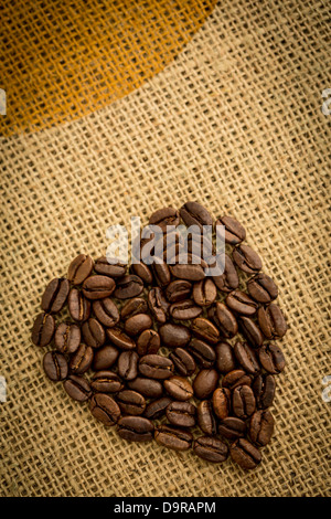 Cuore fatto di chicchi di caffè tostati Foto Stock