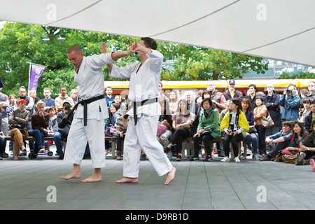 Okinawa giorno a Spitalfields, Londra, Regno Unito. Evento annuale che celebra la cultura di Okinawa. Arti marziali dimostrazione Foto Stock