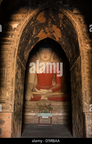 Il Buddha nel tempio Pahtothamyar, Bagan, Myanmar (Birmania) Foto Stock