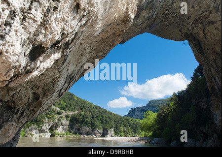 Ponte di Roccia Naturale vicino Vallon-Pont-d'Arc nel canyon dell'Ardèche (Gole d'Ardèche) nel sud della Francia Foto Stock