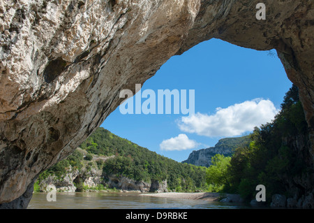 Ponte di Roccia Naturale vicino Vallon-Pont-d'Arc nel canyon dell'Ardèche (Gole d'Ardèche) nel sud della Francia Foto Stock