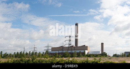 Il ponte dell'olio combustibile pesante alimentata energia sparato Littlebrook D power station in contrasto con ventoso cloud cielo spazzato