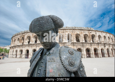 Statua del famoso combattente Nimeño di fronte a Les Arénes a Nîmes, Francia Foto Stock