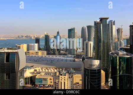 Edifici alti nel nuovo centro di Doha, in Qatar Foto Stock