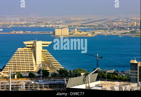 Vista sulla baia di Doha con Sheraton Hotel, Doha, Qatar Foto Stock