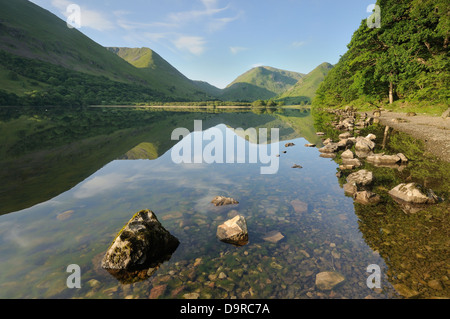 Mattinata estiva riflessioni sui fratelli acqua nel Lake District inglese. Hartsopp Dodd, Caudale Moor, Medio Dodd verso la parte posteriore Foto Stock