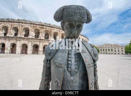 Statua del famoso combattente Nimeño di fronte a Les Arénes a Nîmes, Francia Foto Stock