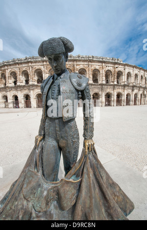 La statua del famoso bull-fighter Nimeño davanti a Les Arénes, l'anfiteatro romano di Nîmes, Languedoc, Francia Foto Stock