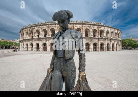 La statua del famoso bull-fighter Nimeño davanti a Les Arénes, l'anfiteatro romano di Nîmes, Languedoc, Francia Foto Stock