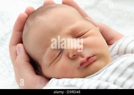 Un bellissimo bambino in mani Foto Stock