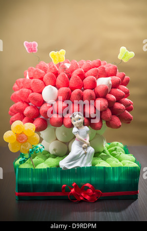 Torta fatta con marshmallows con una forma a fungo per una prima comunione celebrazione Foto Stock