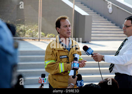 Una foto del valico di frontiera di San Ysidro, uno dei più trafficati al mondo, situato tra gli Stati Uniti e il Messico. L'immagine evidenzia le operazioni della dogana e della protezione delle frontiere degli Stati Uniti in questo punto critico di entrata. Foto Stock