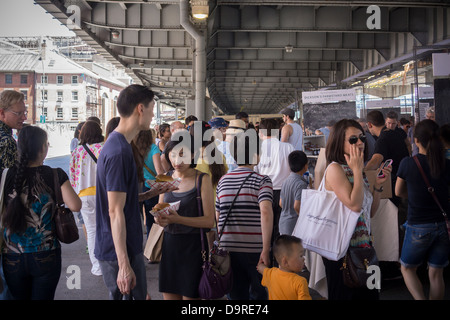 I clienti a fare acquisti presso il nuovo mercato di Amsterdam sulla South Street a New York Foto Stock