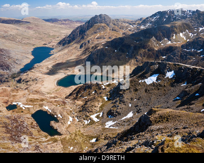 Y Glyderau montagne, inc. Tryfan & Glyder Fach, visto da Y Garn & mostra i laghi di Llyn Ogwen, Llyn Idwal e Llyn Clyd Foto Stock