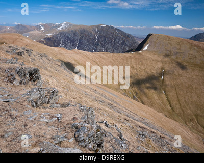 Vista da est Elidir Fawr in Y Glyderau montagne, mostrando la penna yr Ole Wen e il Carneddau attraverso Bwlch y Brecan e Foel-goch Foto Stock