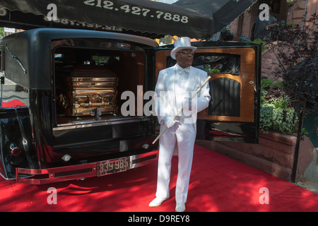 Isaia Owens, il proprietario di Owens funerale Home, in Harlem in New York pone con il suo 1924 Roll-Royce funebre Foto Stock