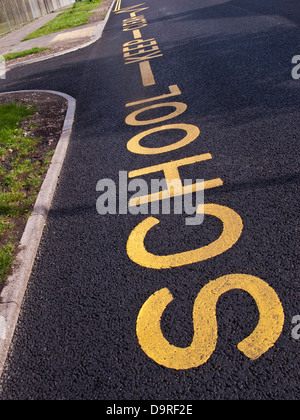 Scuola mantenere chiara dipinta su strada Foto Stock