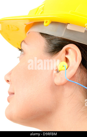 Donna con equipaggiamento protettivo e i tappi per le orecchie Foto Stock