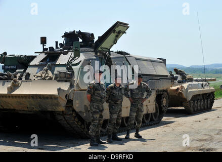 Logistica internazionale di standardizzazione e di interoperabilità la formazione sul campo esercizio di esercito centro di formazione affinché la Slovacchia il 20 giugno 2013. Circa 1800 soldati e professionisti di logistica da 35 paesi tra cui l'India o la Russia partecipano a questo esercizio. La messa a fuoco è diretta verso la pianificazione logistica di supporto e le prove di interoperabilità in diverse funzioni di logistica. (CTK foto/Jan KOLLER) Foto Stock