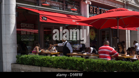 Patroni sedersi al cafe del Gallo Rosso ristorante sul Lenox Avenue nel quartiere di Harlem in New York Foto Stock